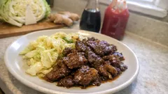 ご飯が進む、牛こま×キャベツのしょうが炒め—ソース&ケチャップだれで手早く