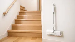 階段が物置き化するのを防ぐ、フックとモップで「通るついでに掃除」を作る方法